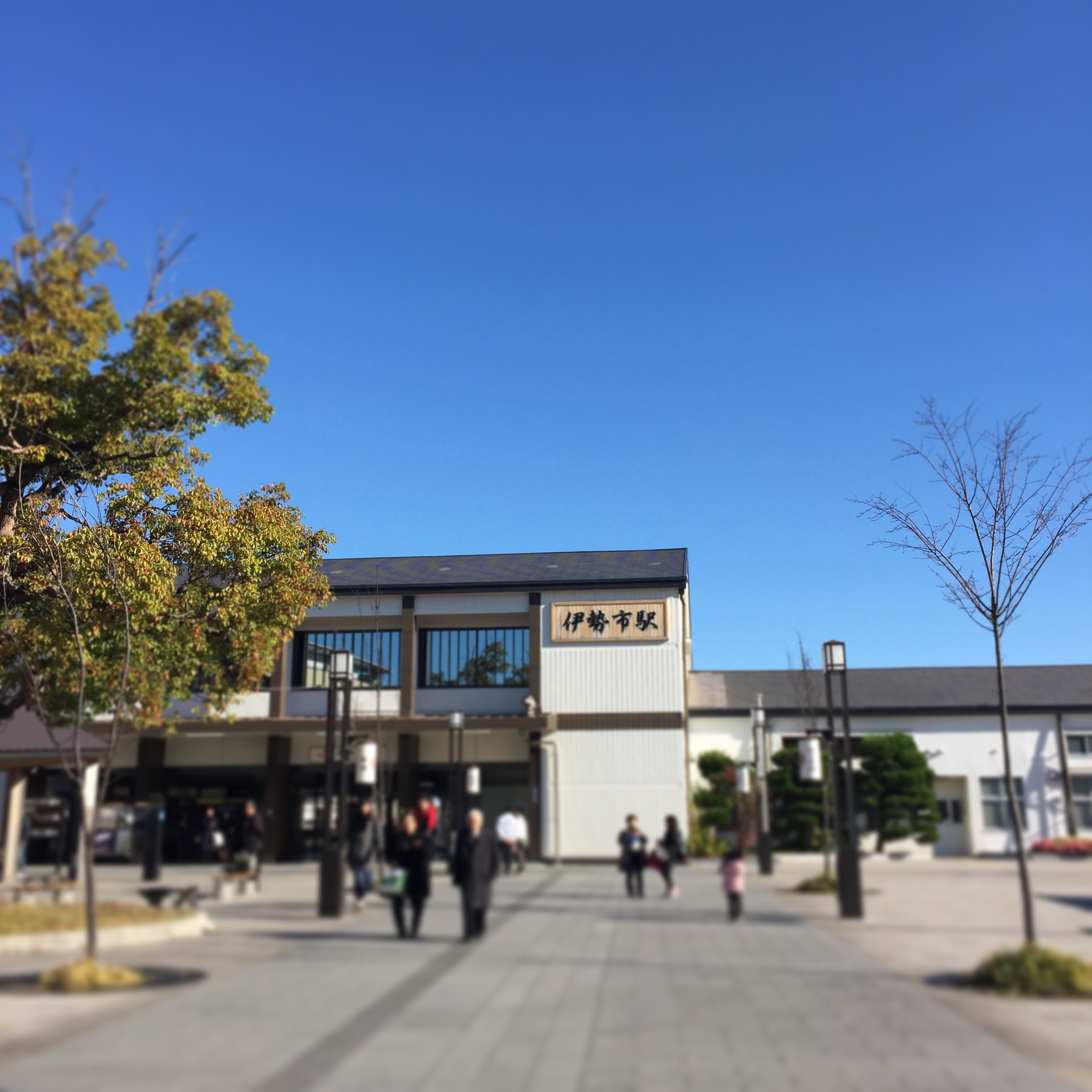 朝の伊勢駅前