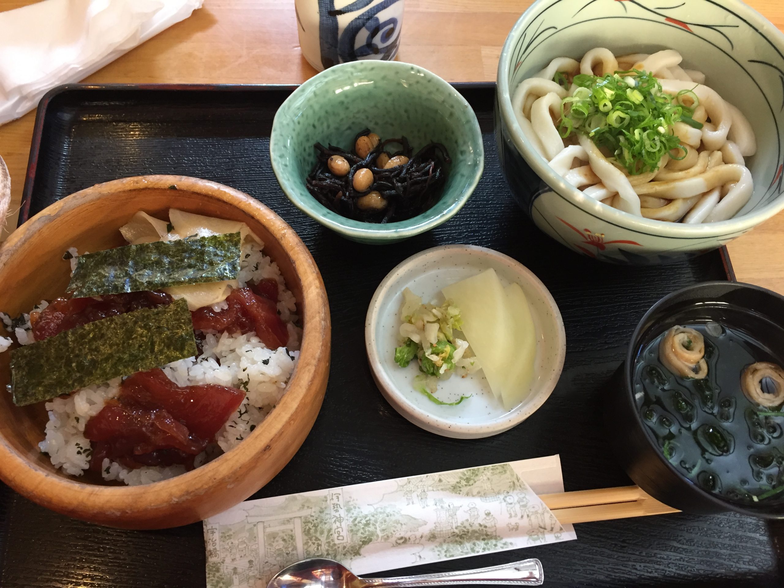 伊勢うどんと手ごね寿司のランチセット